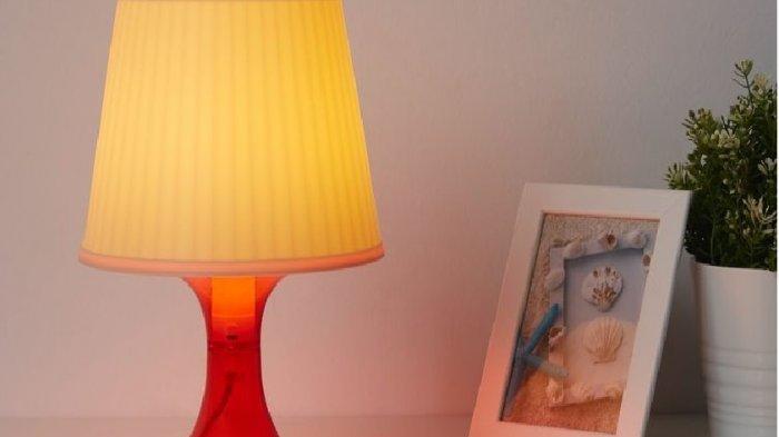 Gambar lampu meja cahaya kuning (TribunShopping.com) 