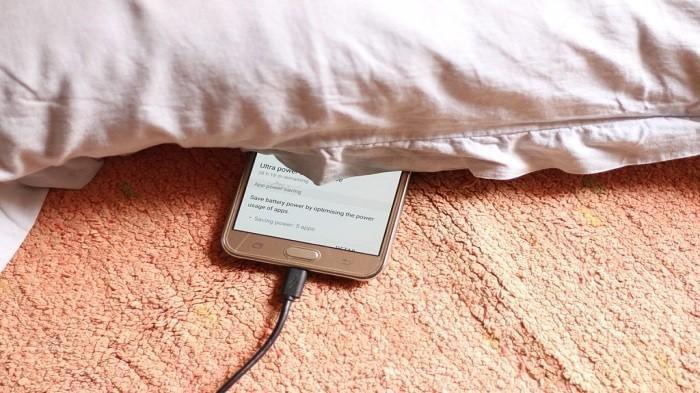 HP di bawah bantal | Tribunnewswiki.com