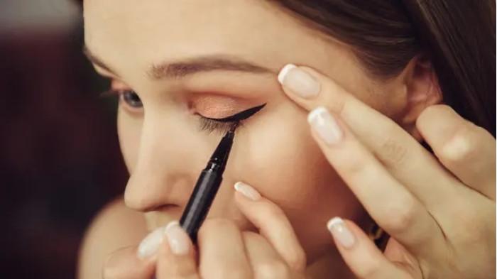 Ilustrasi  Menggunakan Eyeliner/ Noda Eyeliner dan Maskara di Pakaian dapat Dihilangkan dengan Makeup remover. (Shutterstock)