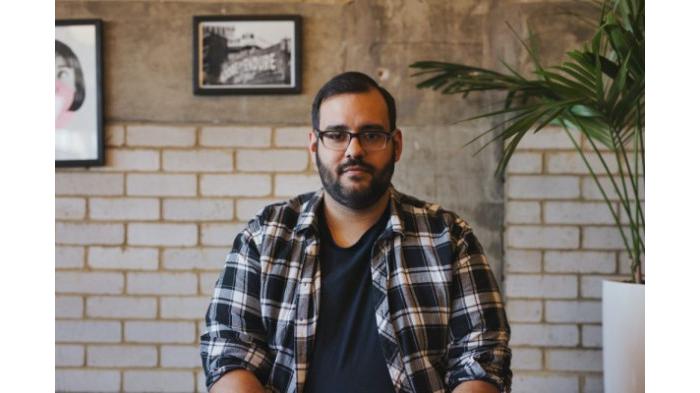 Ilustrasi Berpakaian Kemeja Flanel Cocok untuk Pria Gendut. (Unsplash)