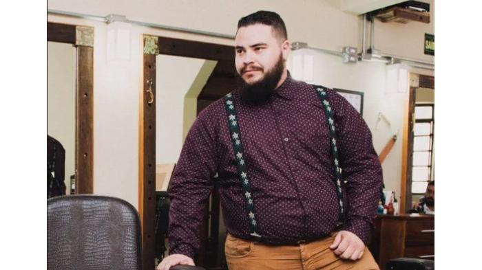 Ilustrasi Berpakaian dengan Kemeja apalagi KEmeja Motif Garis Vertikal Cocok untuk Pria Gendut. (lunatic)