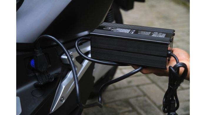 Ilustrasi Charging Motor Listrik di Tempat Kering/ Perawatan Motor Listrik Saat Musim Hujan. (KAPHIT McKlein)