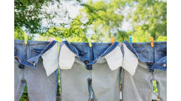 Ilustrasi Membalik Jeans/ Baliklah celana jeans sebelum mencucinya. (Shutterstock)