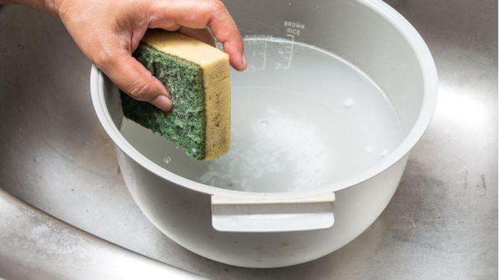 Ilustrasi Membersihkan Panci Rice Cooker dari Nasi yang Basi. (ibupedia)