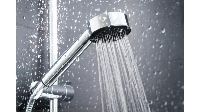 Ilustrasi Membersihkan Saluran Air Shower di Kamar Mandi. (Shutterstock)
