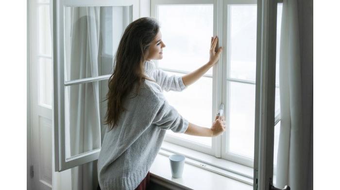 Ilustrasi Membuka Jendela Rumah agar Sirkulasi Udara Tetap Terjaga dengan Baik. (Shutterstock)