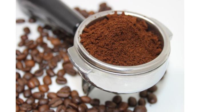 Ilustrasi Menaburkan Bubuk Kopi agar Cicak Tidak Berkeliaran di Rumah. (grid.id)