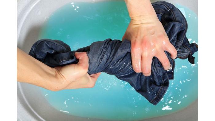 Ilustrasi Mencuci Jeans/ Hindari untuk terlalu sering mencuci jeans. (Shutterstock)