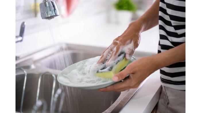 Ilustrasi Mencuci Piring dengan Air Panas Mencuci piring lebih cepat. (freepik)
