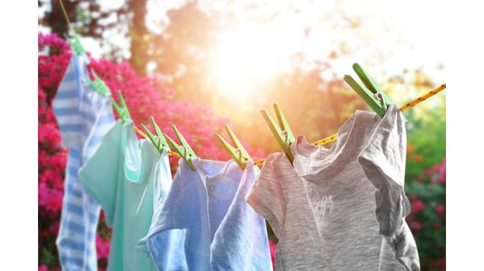 Ilustrasi Menganginkan-anginkan Pakaian untuk Menghilangkan Bau Asap Rokok. (Kompas)