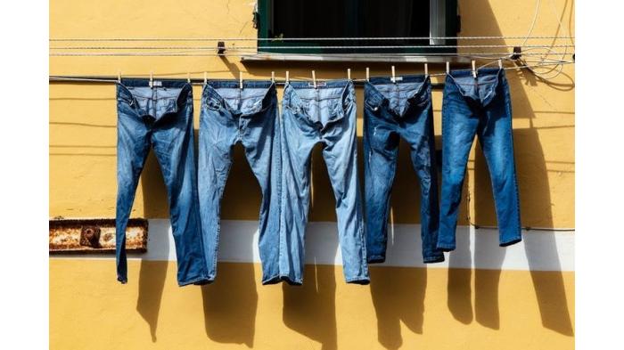 Ilustrasi Mengeringkan Celana Jeans. (Unsplash)