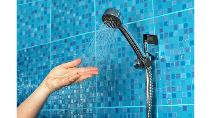 Ilustrasi Menggunakan produk Pembersih untuk Membersihkan Shower. (Shutterstock)