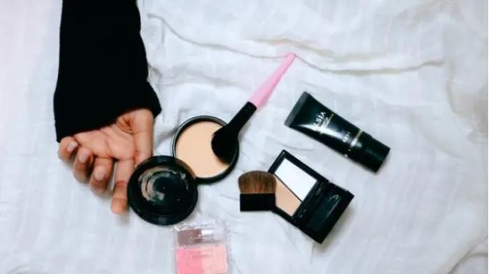 Ilustrasi Noda Alas Bedak di Pakaian dapat Dihilangkan dengan Sabun Cuci Piring. (Shutterstock)