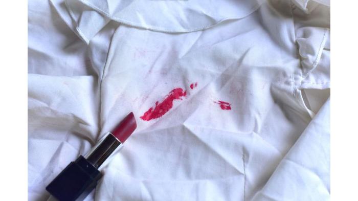 Ilustrasi Noda Lipstick di Pakaian dapat Dhilangkan dengan Hairspray. (iStock)
