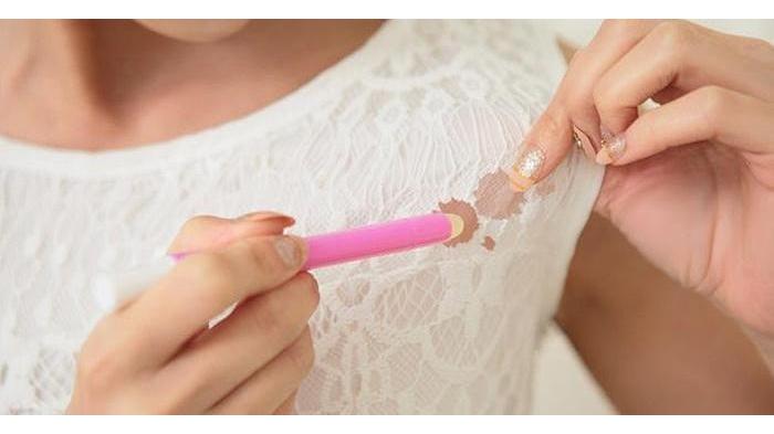 Ilustrasi Noda Makeup Cair atau Krim di Pakaian dapat Dihilangkan dengan EEs Batu. (iStock)