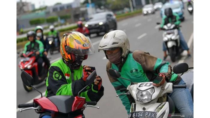 Ilustrasi Pengemudi Ojek Online Berbincang di Jalan. (Antara)