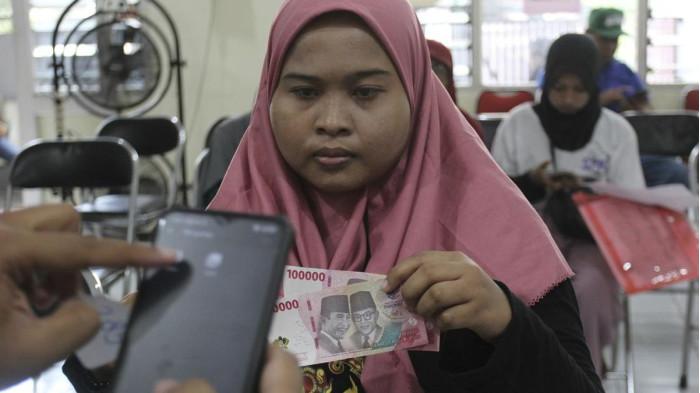 Ilustrasi Penyaluran Bantuan Langsung Tunai. (AntaraFoto)