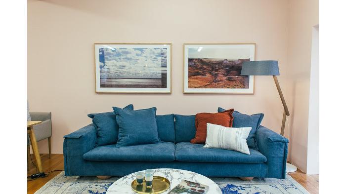 Ilustrasi Sofa dengan Warna Biru Jadi Tren di Tahun 2024. (Shutterstock)