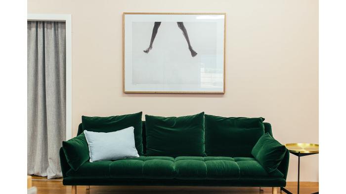 Ilustrasi Sofa dengan Warna Hijau Tua atau Terakota Jadi Tren di Tahun 2024. (Shutterstock)