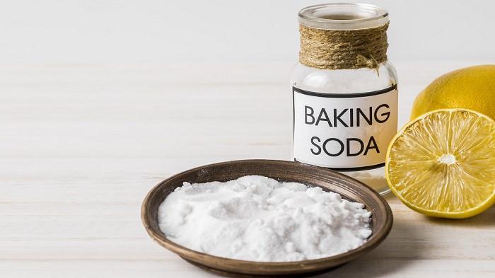 Ilustrasi baking soda untuk menghilangkan noda minyak dari dinding | foto freepik