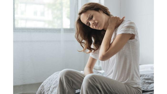 Ilustrasi bangun tidur sakit leher karena bantal perlu diganti. (Shutterstock)