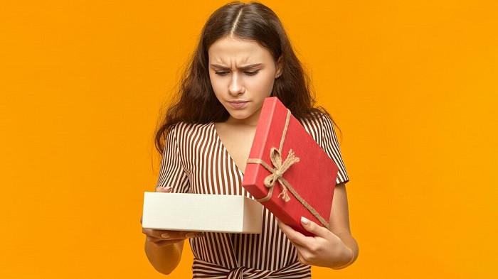 Ilustrasi benda hadiah dengan kenangan buruk yang dapat menghadirkan energi negatif | foto karlyukav/freepik