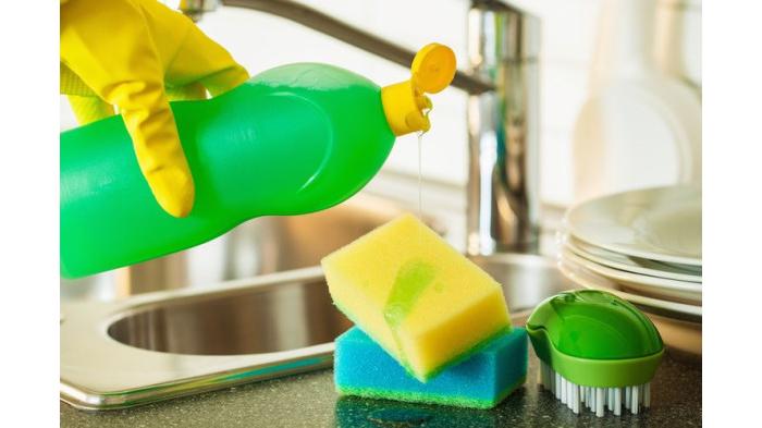 Ilustrasi campuran air dan sabun cuci piring/ Merendam gorden menggunakan campuran air dan sabun cuci piring. (Shutterstock)