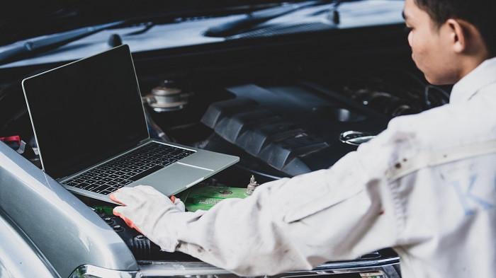 Ilustrasi cek indikator mesin mobil bekas | foto jcomp/Freepik