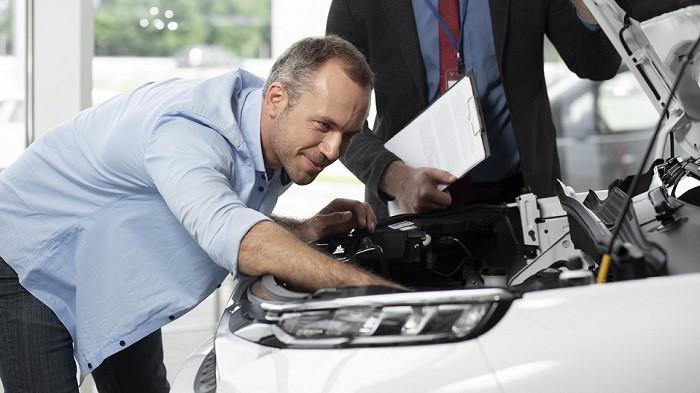 Ilustrasi cek kondisi mesin mobil bekas | foto freepik