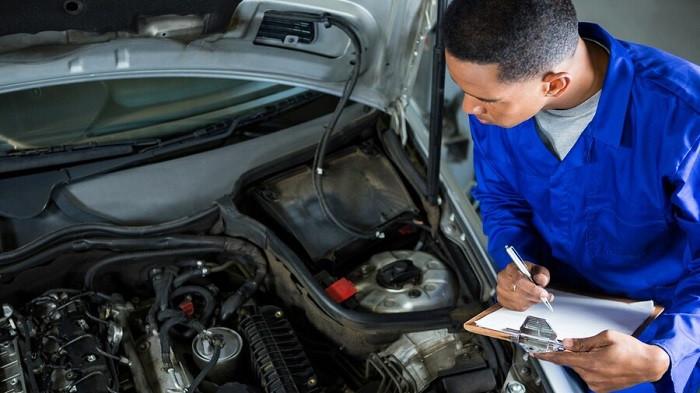 Ilustrasi cek kondisi mobi bekas | peoplecreations/freepik