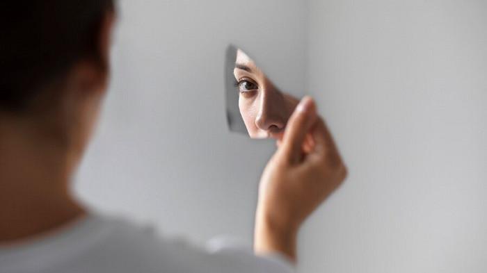 Ilustrasi cermin pecah yang harus dibuang dari rumah karena akan menghadirkan energi negatif | foto pikisuperstar/freepik