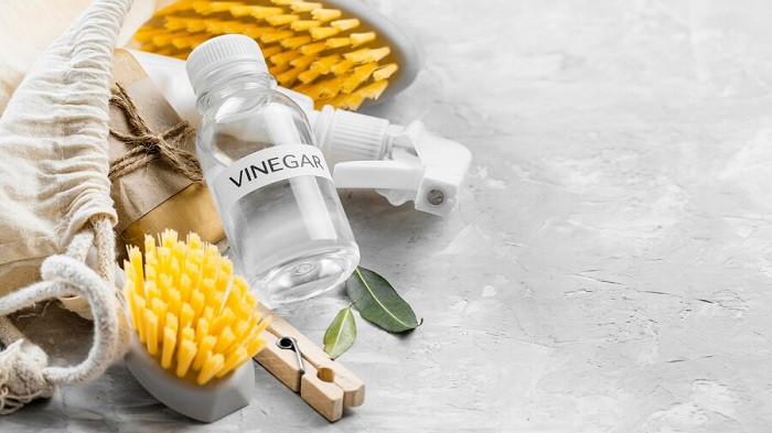 Ilustrasi cuka dan alat-alat untuk membersihkan noda minyak dari dinding \\