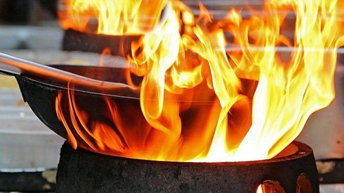 Ilustrasi dapur kebakaran karena tidak menjauhkan benda yang mudah  terbakar. (wartakota)