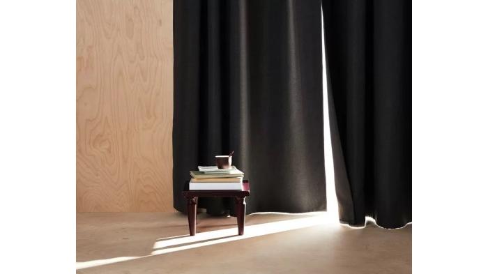 Ilustrasi gorden di rumah sedikit terbuka untuk menghindari di bobol. (IKEA)