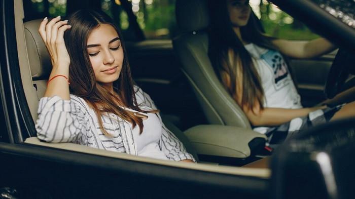 Ilustrasi istirahat dalam mobil dengan jendela terbuka | foto prostooleh/freepik