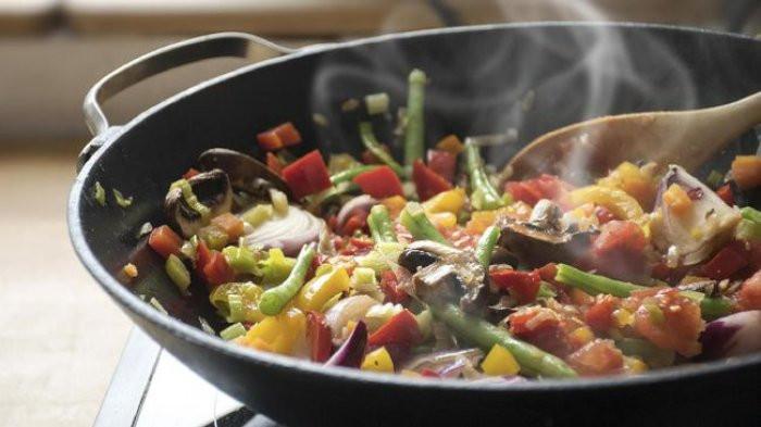 Ilustrasi jangan meninggalkan masakan yang dipanaskan di dapur untuk mengantisipasi adanya kebakaran. (firealarm)