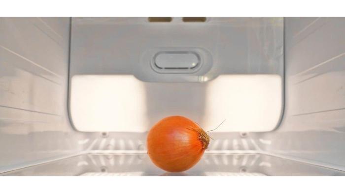 Ilustrasi letakkan bawang bombay di freezer sebelum dikupas | KitchenCuddle