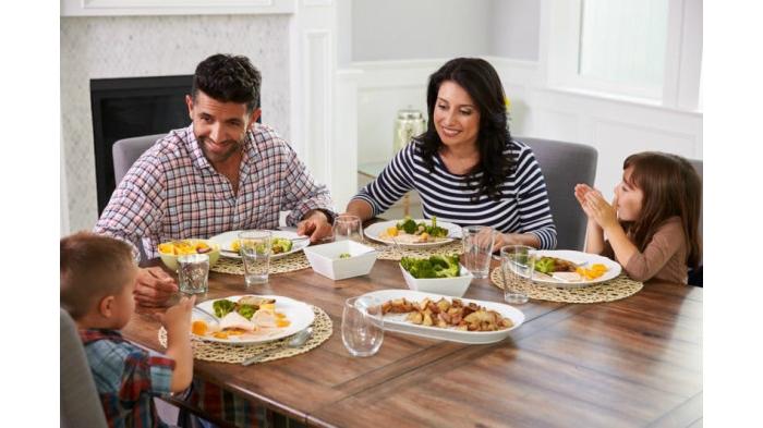 Ilustrasi makan dan bercengkerama bersama seluruh anggota keluarga | The Scramble