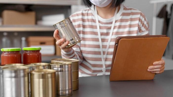 Ilustrasi melihat kadaluwarsa makanan | foto freepik