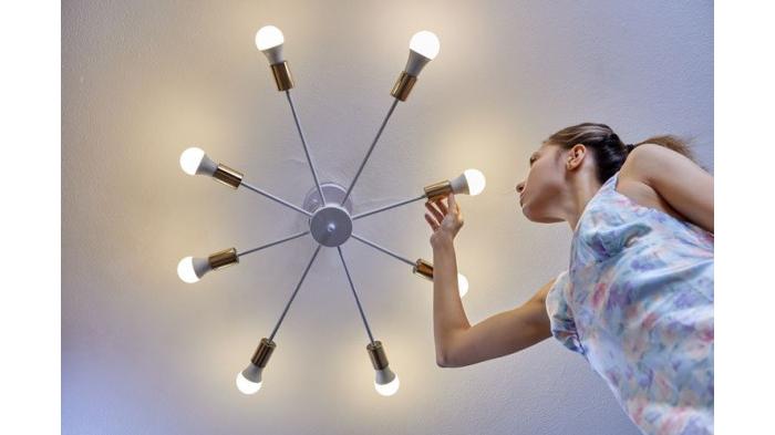 Ilustrasi memakai lampu pintar untuk menghindari di bobol. (Shutterstock)