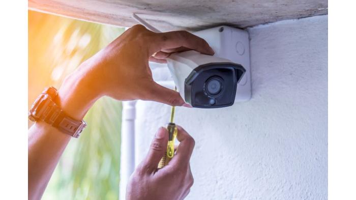 Ilustrasi memasang CCTV untuk menghindari di bobol. (Shutterstock)