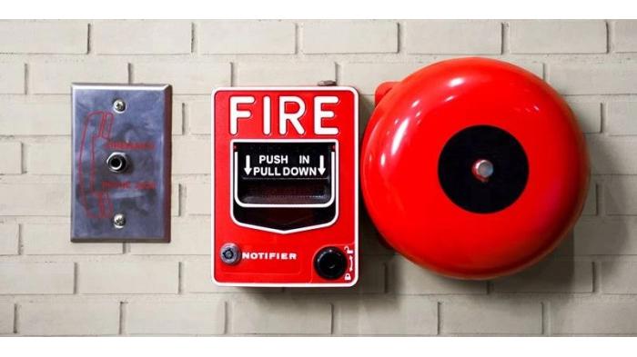 Ilustrasi memasang alarm kebakaran di dapur untuk mengantisipasi adanya kebakaran. (firealarm)