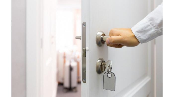 Ilustrasi memastikan mengunci rumah untuk menghindari di bobol. (Vinindo)