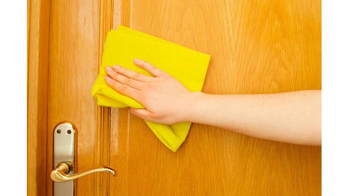 Ilustrasi membersihkan debu yang ada pada pintu kayu secara teratur agar lebih awet. (Shutterstock)