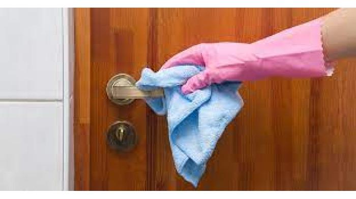 Ilustrasi membersihkan gagang pintu dengan cuka dan air | Life's Dirty. Clean Easy