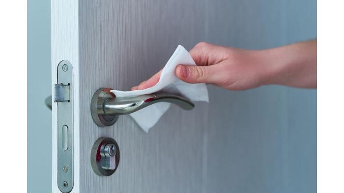 Ilustrasi membersihkan gagang pintu kayu agar lebih awet. (Shutterstock)