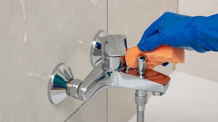 Ilustrasi membersihkan keran (Kompas.com) 