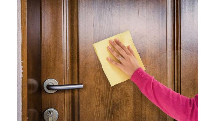 Ilustrasi membersihkan noda yang ada pada pintu kayu agar lebih awet. (Shutterstock)
