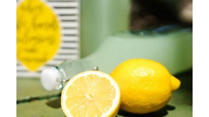 Ilustrasi membersihkan tumbler dengan menggunakan lemon dan soda kue. (pexels)