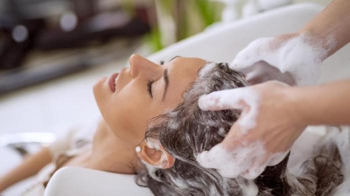 Ilustrasi mencuci rambut/ pantangan ketika Tahun Baru Imlek. (istock)